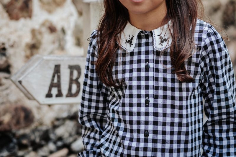 Blusa vichy negro cuello bordado