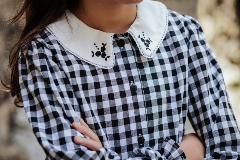 Blusa vichy negro cuello bordado